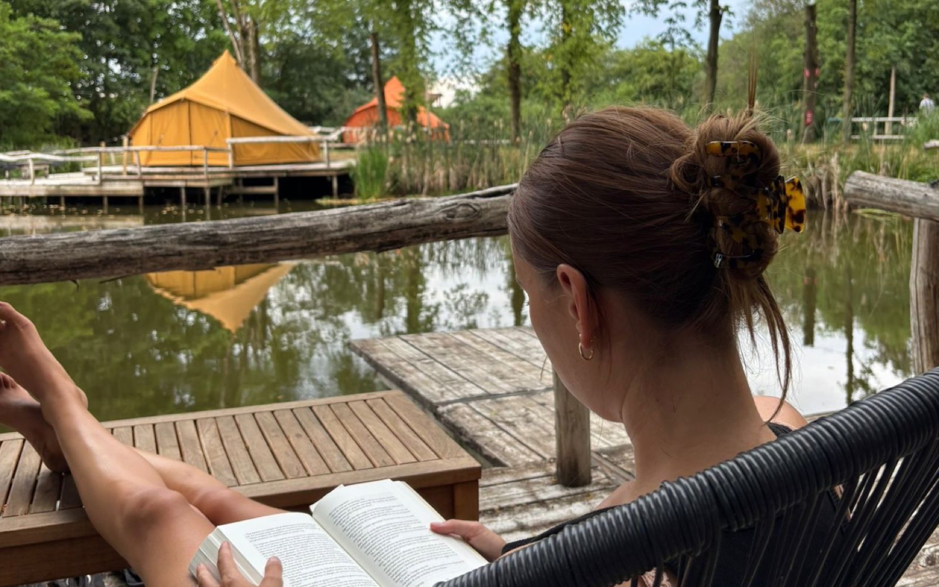 Lezen aan het water met safaritent aan de overkant