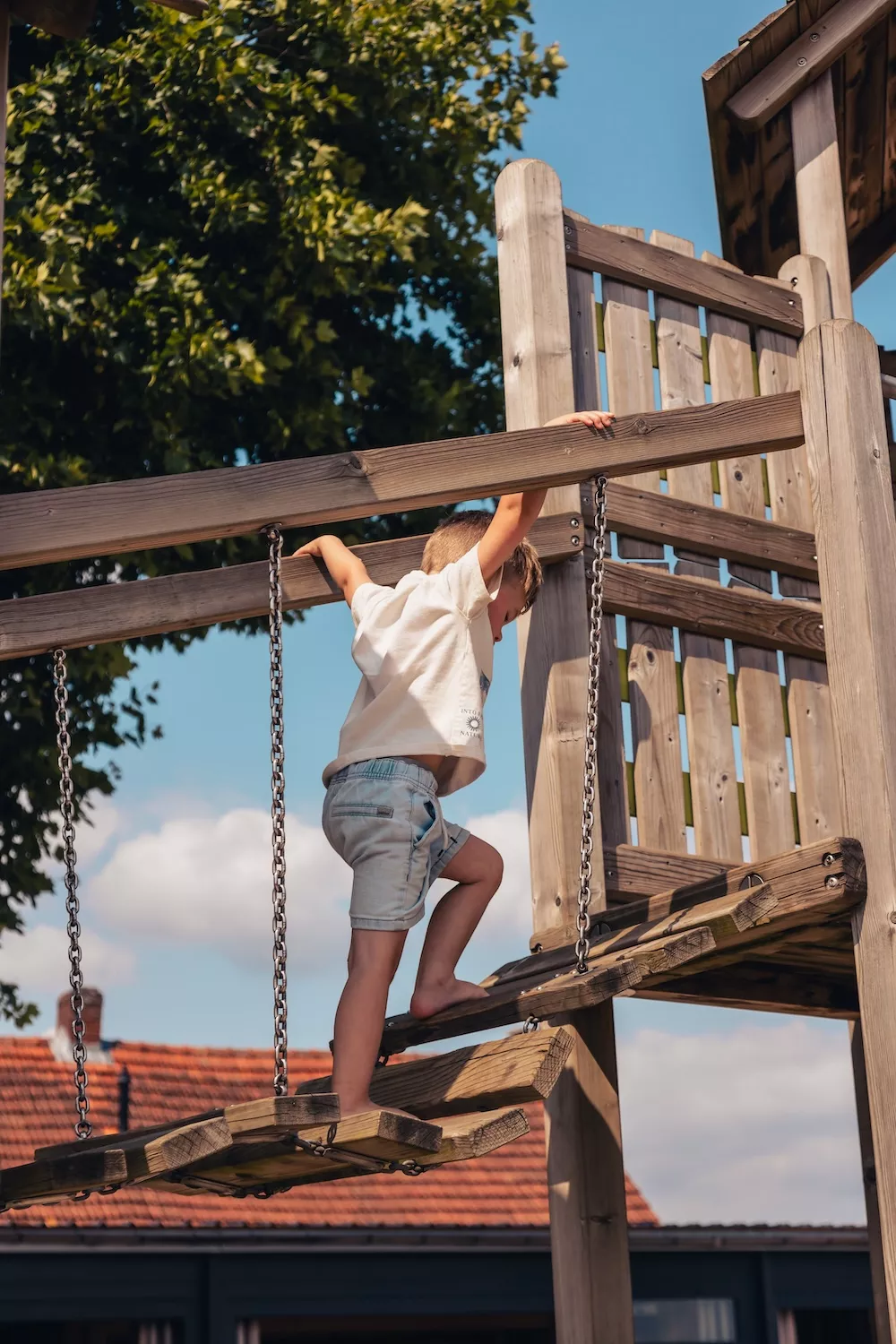Houten klimtoestellen in de speeltuin